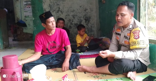 Bhabinkamtibmas Polsek Cikedal Sampaikan Pesan Moral kepada Keluarga Warga yang Meninggal Saat Dirujuk ke RSUD Labuan