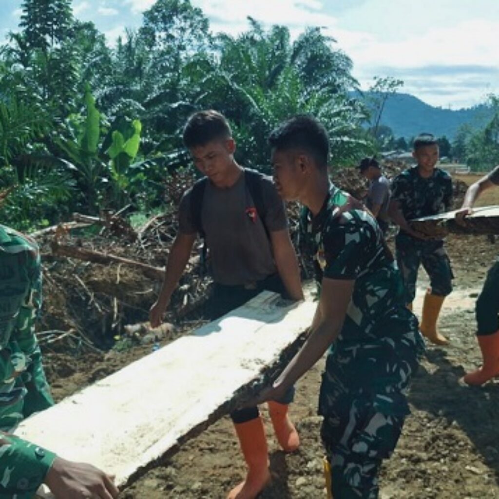 Brimob Batalyon C Pelopor Bersama TNI Pulihkan Rumah Warga Terdampak Bencana
