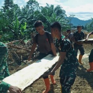Brimob Batalyon C Pelopor Bersama TNI Pulihkan Rumah Warga Terdampak Bencana