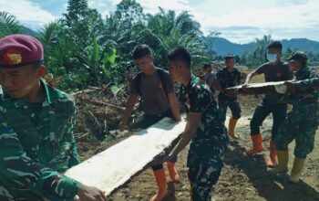 Brimob Batalyon C Pelopor Bersama TNI Pulihkan Rumah Warga