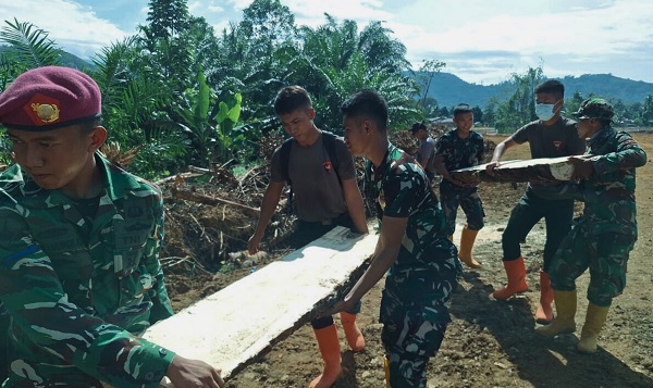 Brimob Batalyon C Pelopor Bersama TNI Pulihkan Rumah Warga