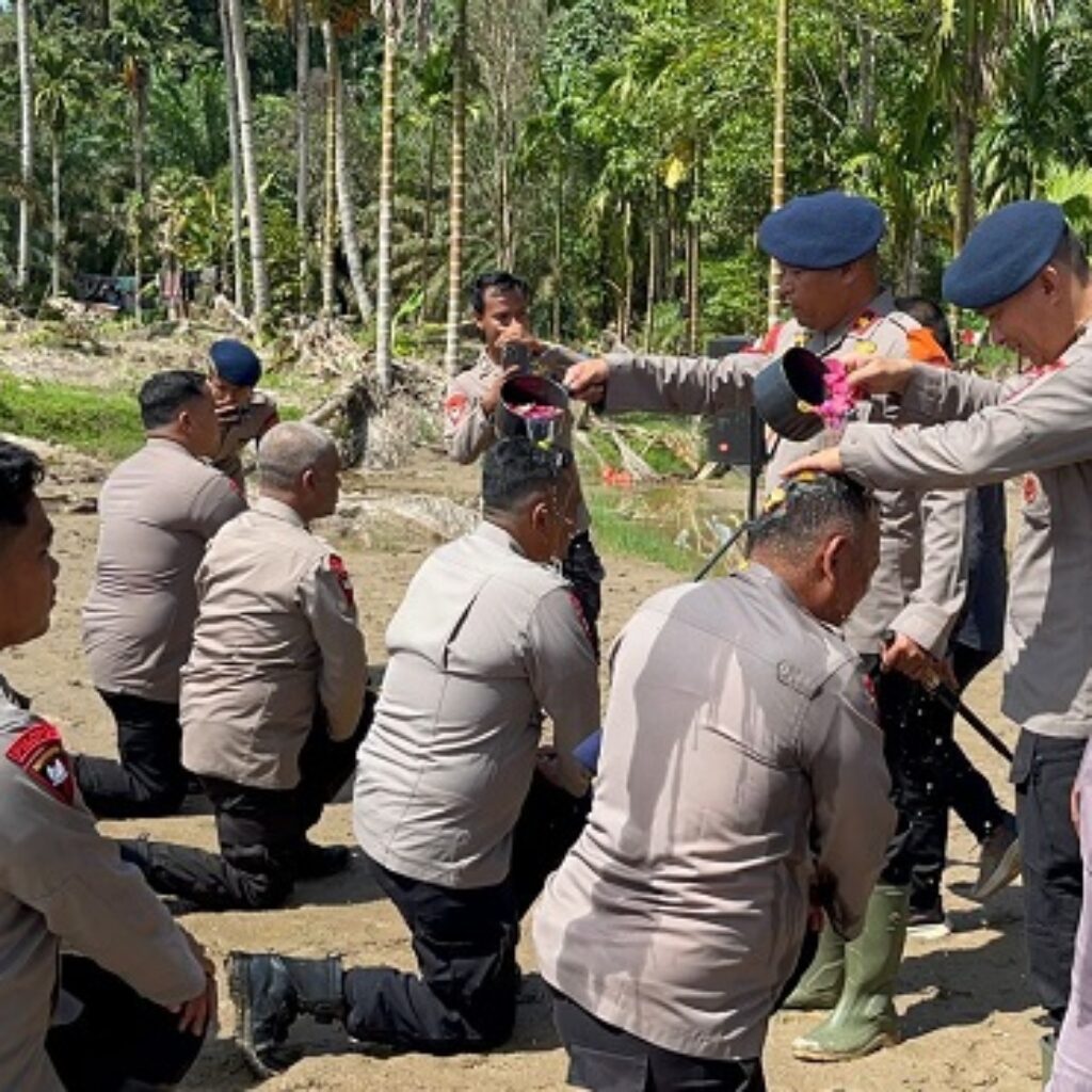Di Tengah Misi Kemanusiaan, Brimob Polda Sumut Gelar Upacara Kenaikan Pangkat di Lokasi Bencana Tapsel
