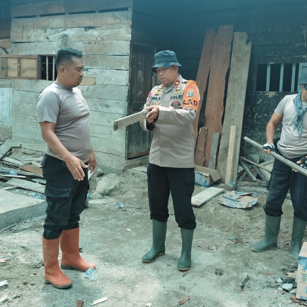 Brimob Polda Sumut Gotong Royong Bangun MCK untuk Korban Banjir Tolang Julu, Progres 75 Persen