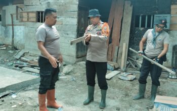 Brimob Polda Sumut Gotong Royong Bangun MCK untuk Korban Banjir Tolang Julu, Progres 75 Persen
