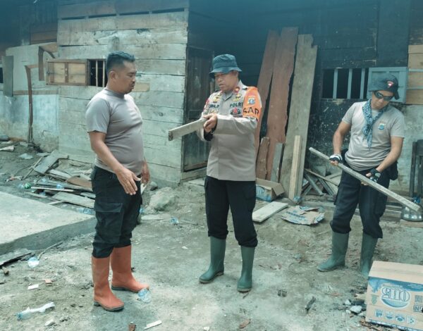 Brimob Polda Sumut Gotong Royong Bangun MCK untuk Korban Banjir Tolang Julu, Progres 75 Persen
