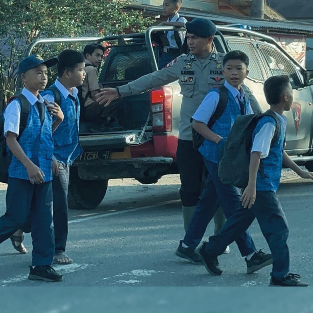 Brimob Sumut Jemput Anak Sekolah Korban Banjir di Batang Toru: Pastikan Pendidikan Tak Terganggu
