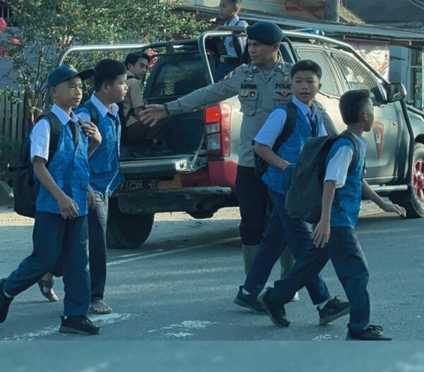 Brimob Sumut Jemput Anak Sekolah Korban Banjir di Batang Toru: Pastikan Pendidikan Tak Terganggu
