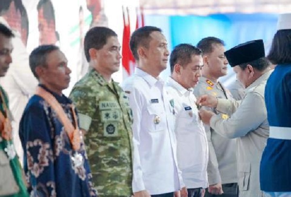 Bupati Karawang Terima Satyalancana Wira Karya dari Presiden Prabowo