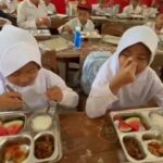 Hadir Perdana di SDN 02 Cirinten, Siswa Antusias Nikmati Makan Bergizi Gratis