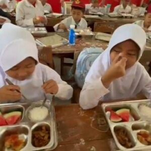 Hadir Perdana di SDN 02 Cirinten, Siswa Antusias Nikmati Makan Bergizi Gratis