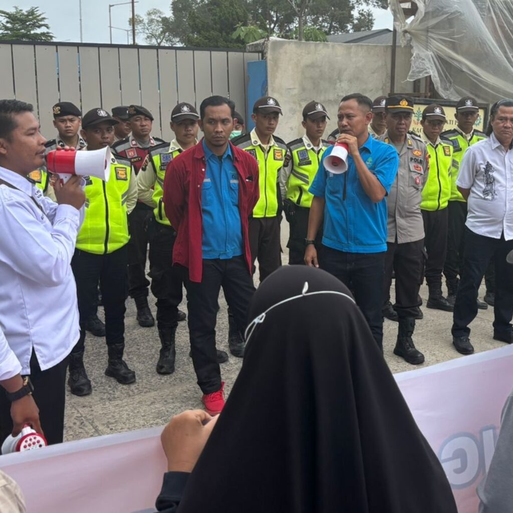 Keluhkan Debu dan Bau Produksi, Warga Ogan Ilir Gelar Aksi Damai di PT SPF