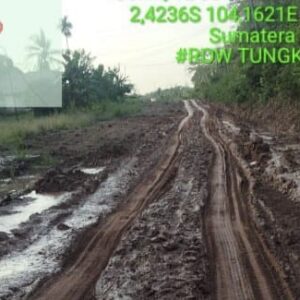 Jalan Lintas Keluang Banyuasin Rusak Akibat Penggalian Pipa Minyak, Warga Keluhkan Keselamatan Pengguna Jalan