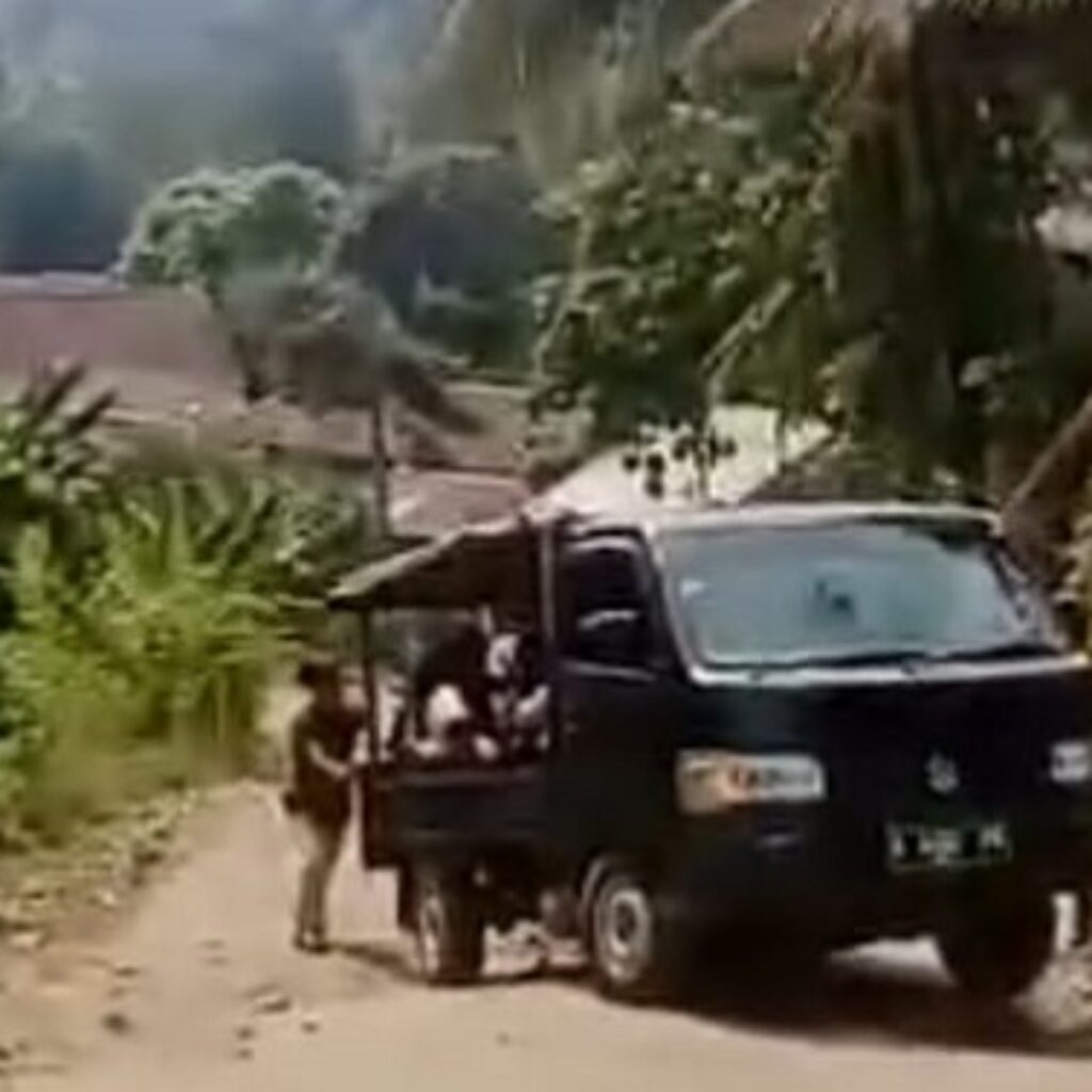 Baru Diperbaiki, Jalan Raya Cirinten–Bojongmanik Kembali Rusak, Keselamatan Warga Terancam