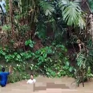 Jembatan Gantung Penghubung Dua Kecamatan di Lebak Roboh, Sejumlah Pelajar Terjatuh ke Sungai