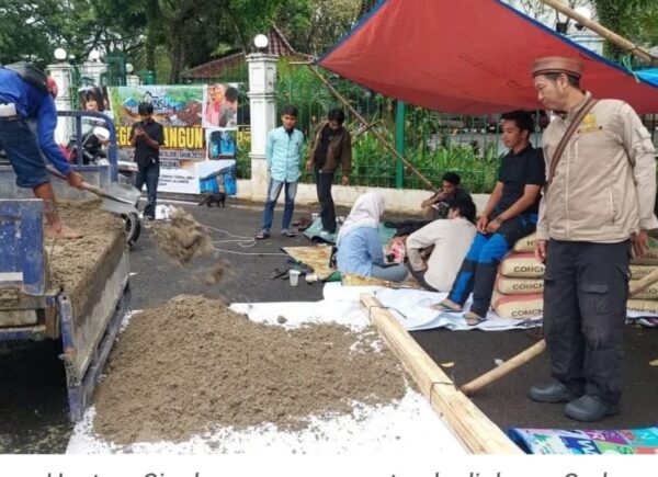 Jenuh Menanti Janji, Korban Banjir Lebakgedong Dirikan Tenda di Kantor Bupati Lebak