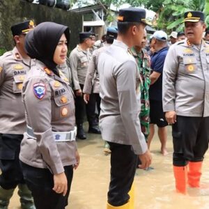 Tinjau Korban Banjir, Kapolres Metro Bekasi Kota Salurkan Bantuan ke Warga Teluk Pucung