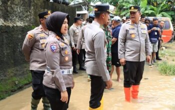 Kapolres Metro Bekasi Kota Salurkan Bantuan ke Warga Teluk Pucung