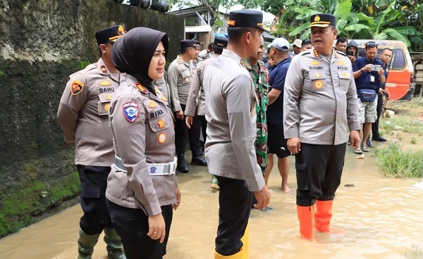 Kapolres Metro Bekasi Kota Salurkan Bantuan ke Warga Teluk Pucung