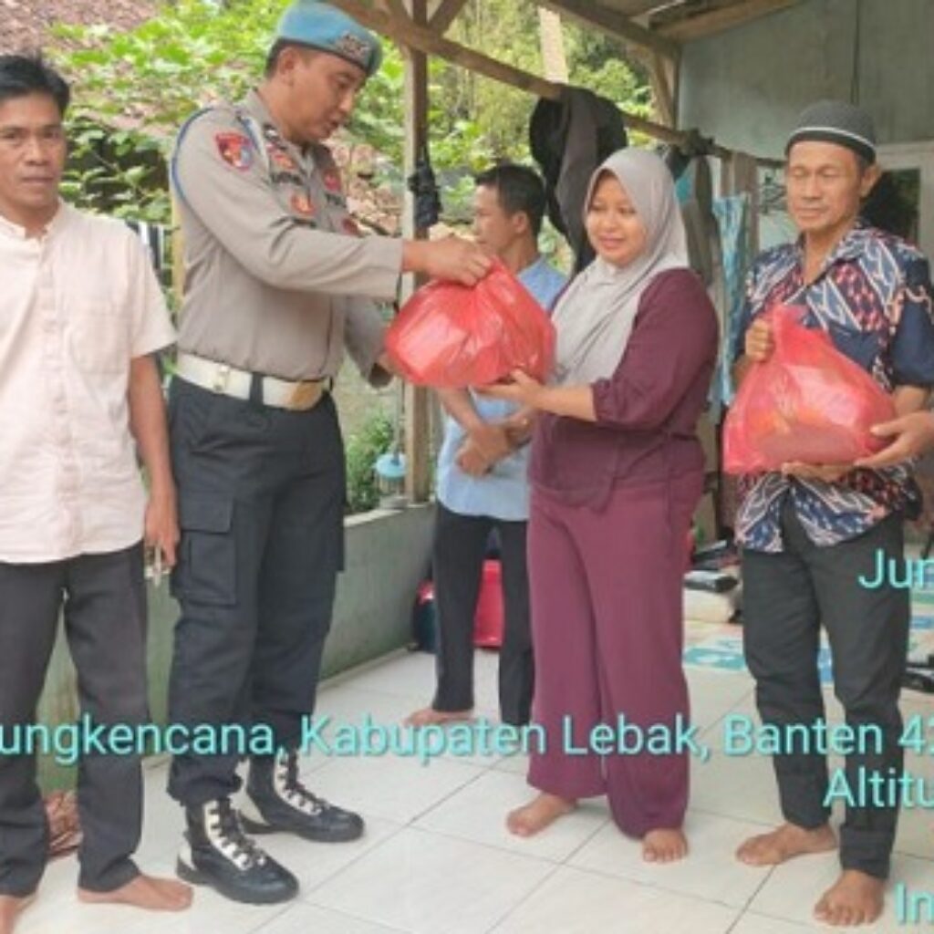 Kapolsek Gunungkencana Salurkan Bantuan Sosial kepada Warga Terdampak Longsor di Kabupaten Lebak