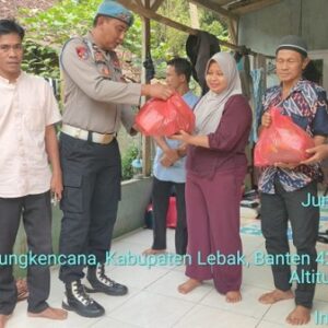 Kapolsek Gunungkencana Salurkan Bantuan Sosial kepada Warga Terdampak Longsor di Kabupaten Lebak