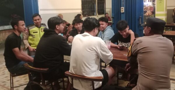 Kapolsek Simpang Hulu Pimpin Patroli Dialogis, Sampaikan Pesan Kamtibmas ke Warga