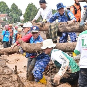 Respons Cepat TNI AU, Personel Lanud Husein Sastranegara Bantu Penanganan Longsor di Bandung Barat