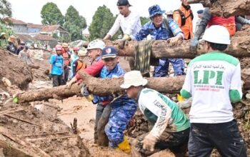 Personel Lanud Husein Sastranegara Bantu Penanganan Longsor