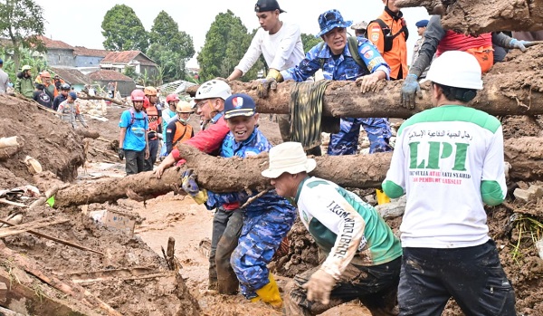 Personel Lanud Husein Sastranegara Bantu Penanganan Longsor