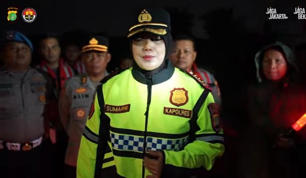 Polres Metro Bekasi Evakuasi Warga Terdampak Banjir