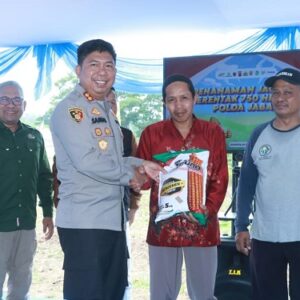 Dukung Ketahanan Pangan Nasional, Polres Sukabumi Tanam Jagung dan Salurkan Bibit ke Kelompok Tani