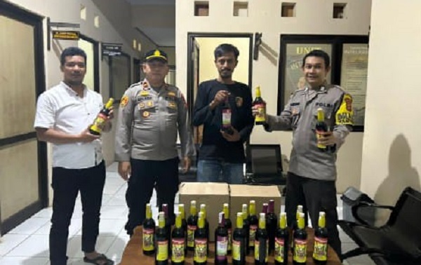 Polsek Cikedal Sita Puluhan Botol Minuman Keras