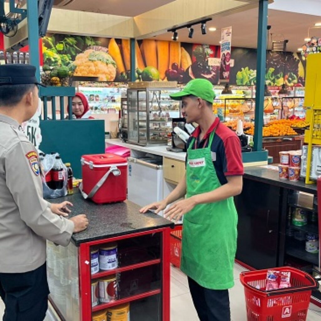 Patroli Malam, Polsek Rangkasbitung Edukasi Kamtibmas Karyawan Alfamidi di Lebak