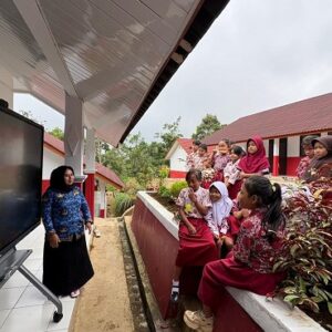 Tingkatkan Kualitas Pembelajaran, SDN 2 Keboncau Manfaatkan Bantuan Smart TV Presiden