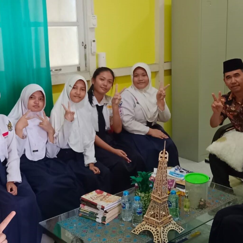 SMPN 2 Sambas Raih Rekor MURI, Masuk 10 Besar Puisi Etnik Pelajar ASEAN