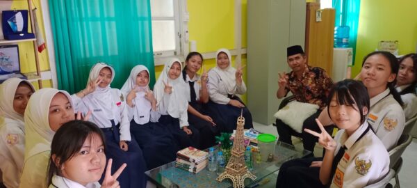 SMPN 2 Sambas Raih Rekor MURI, Masuk 10 Besar Puisi Etnik Pelajar ASEAN