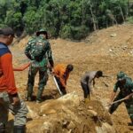 Sinergi Tim SAR dan Brimob Lakukan Pencarian Korban Bencana di Tapanuli Tengah