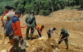 Sinergi Tim SAR dan Brimob Lakukan Pencarian Korban Bencana