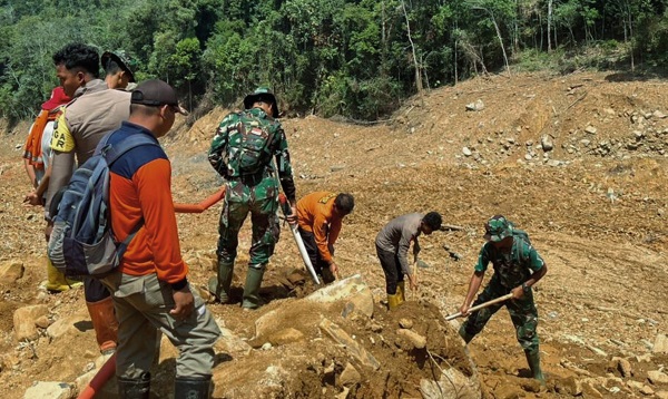 Sinergi Tim SAR dan Brimob Lakukan Pencarian Korban Bencana