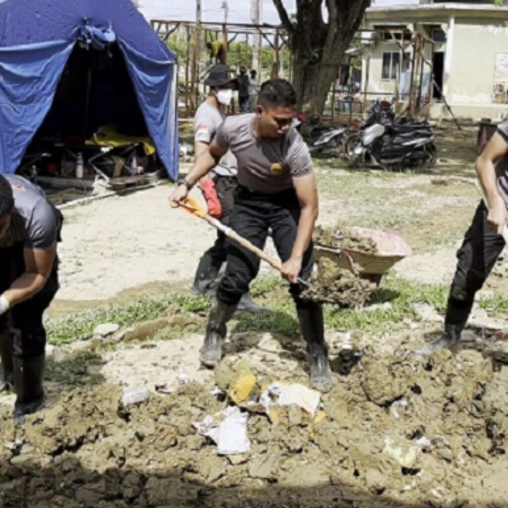 Taruna Akpol Hadir untuk Masyarakat, Bersihkan Fasilitas Publik di Aceh Tamiang