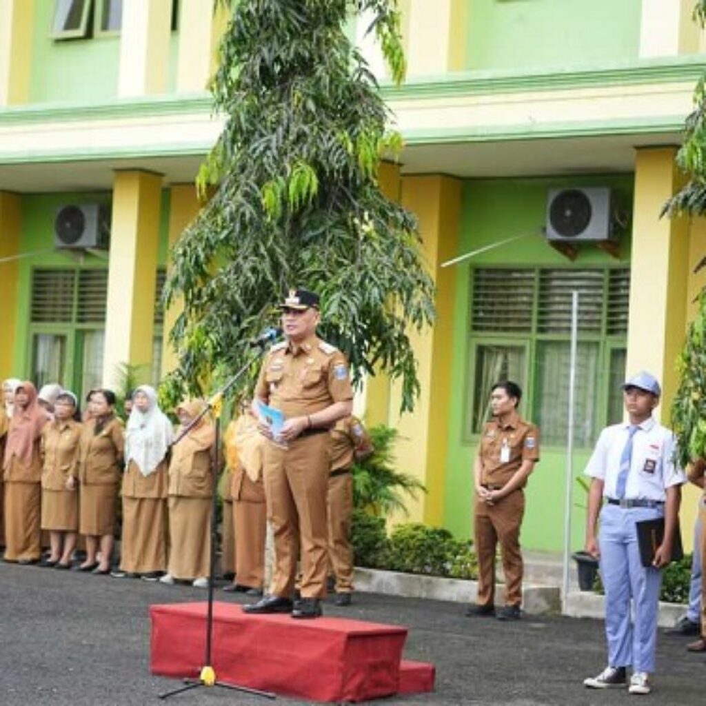 Jadi Pembina Upacara di SMKN 3 Metro, Wali Kota Tekankan Pembentukan Siswa Teladan dan Berkarakter