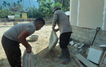 Personel Brimob Tapsel membangun hunian sementara korban banjir bersama warga