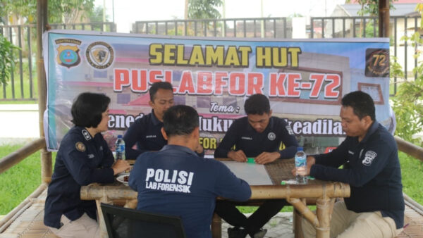 Personel Labfor Polri donor darah saat HUT ke-7