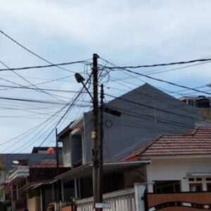 Kabel PLN Semrawut di Perum Tamansari Sukabumi, Warga Minta Tindakan Nyata PLN