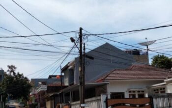Kabel PLN semrawut bercampur kabel internet di Perum Tamansari Sukabumi