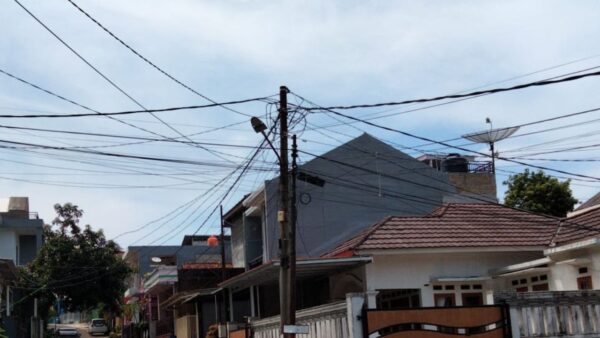 Kabel PLN semrawut bercampur kabel internet di Perum Tamansari Sukabumi