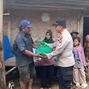 Kapolsek Bojongmanik Serahkan Bantuan untuk Korban Rumah Roboh di Lebak