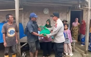 Kapolsek Bojongmanik memberikan bantuan kepada korban rumah roboh