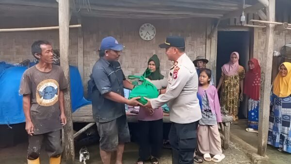 Kapolsek Bojongmanik memberikan bantuan kepada korban rumah roboh