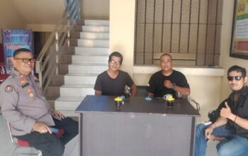 Kapolsek Labuan AKP Badri ngopi bareng awak media di Mako Polsek Labuan