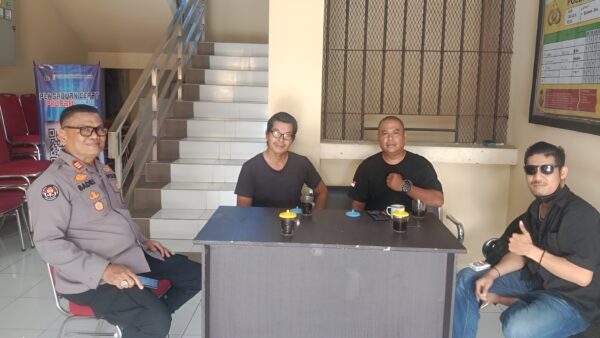 Kapolsek Labuan AKP Badri ngopi bareng awak media di Mako Polsek Labuan